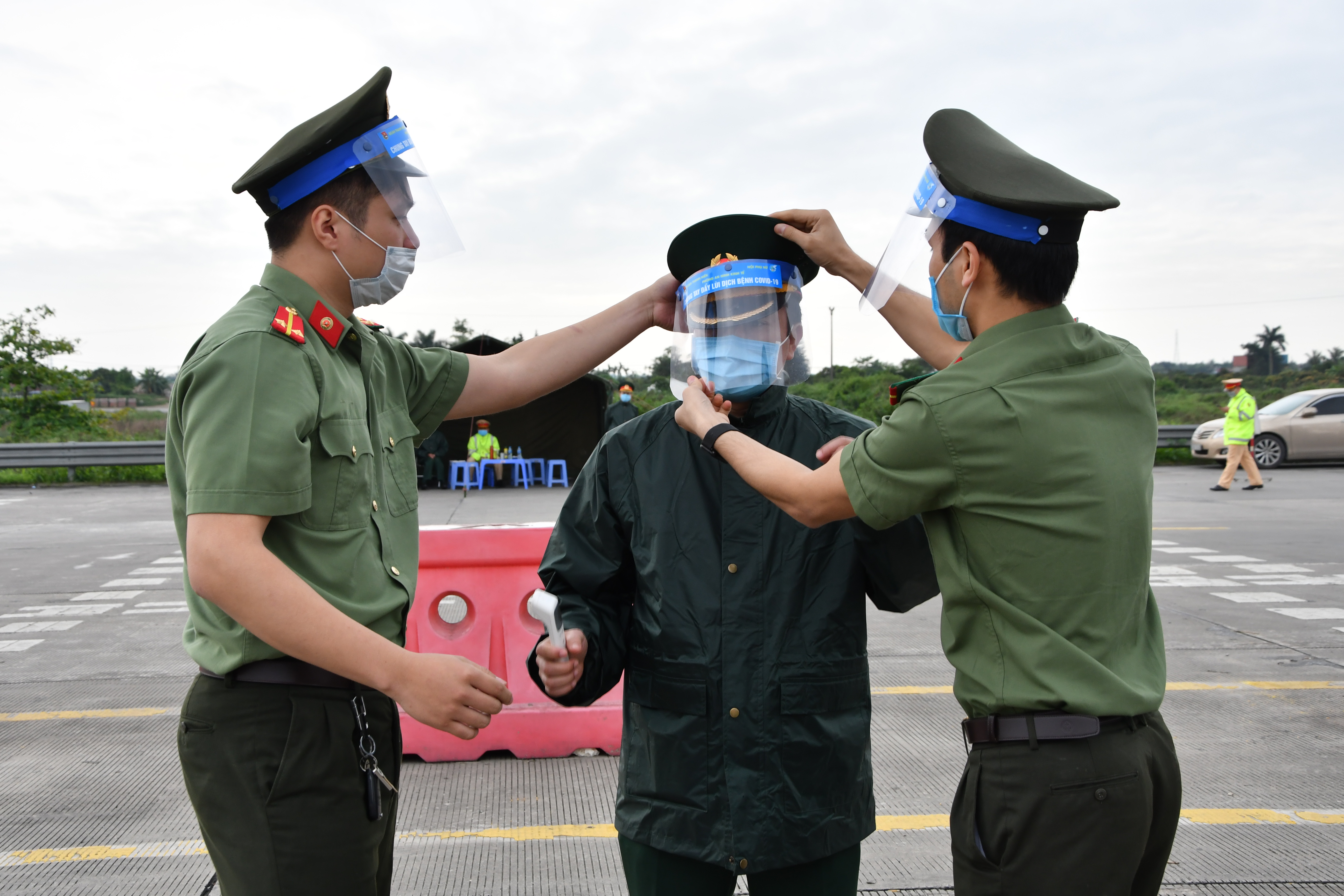 Nâng cao văn hóa ứng xử khi thi hành nhiệm vụ